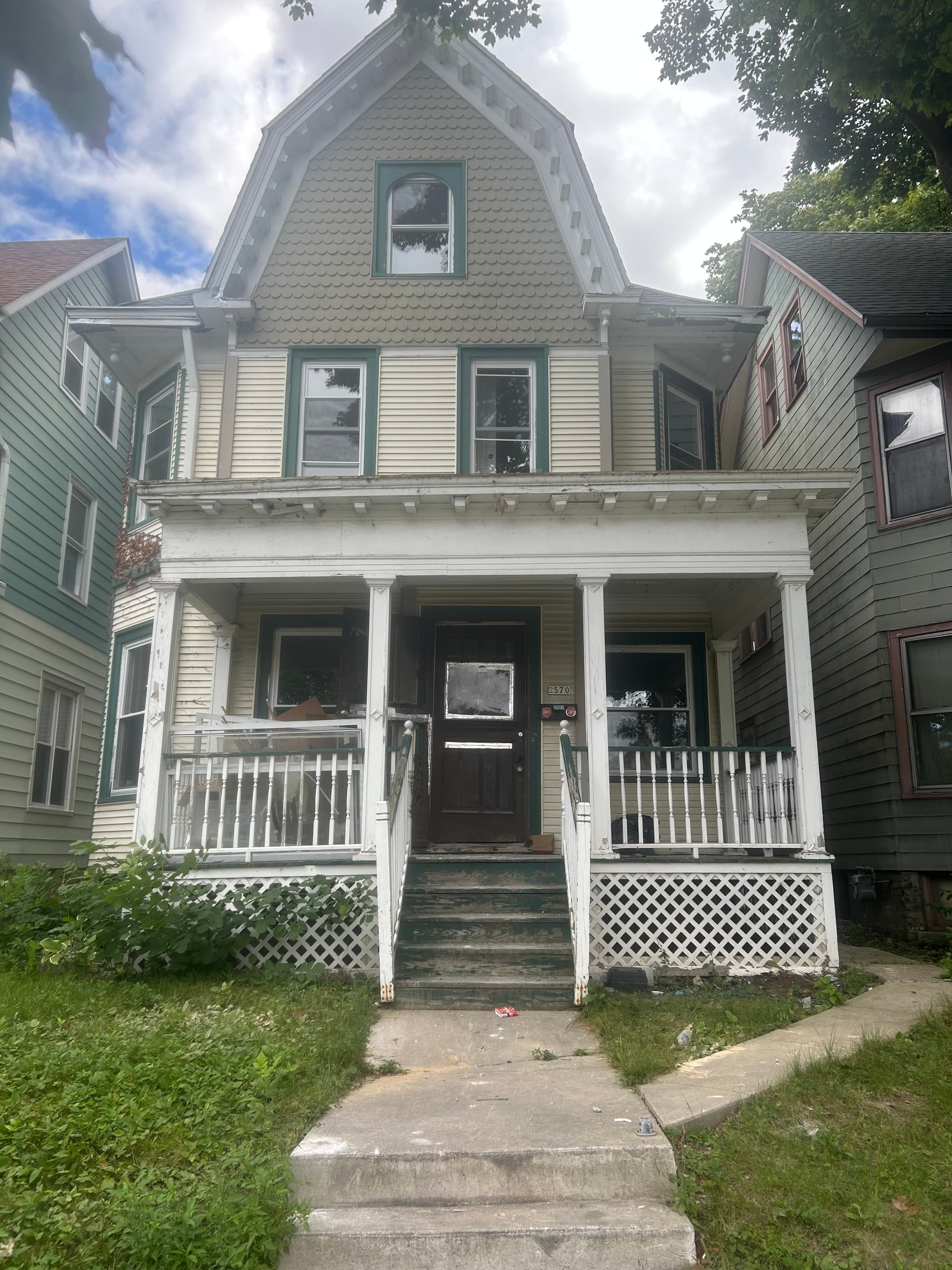 2570 N Oakland Ave