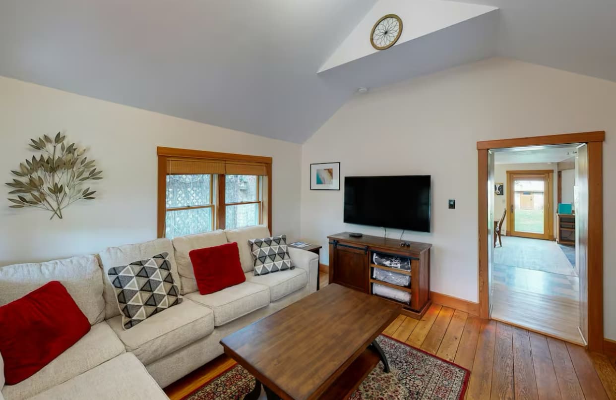 SPRING 2027 Semester Roommate wanted for downtown Bozeman Rental available Jan 1