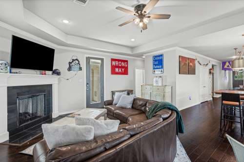 2409 W Robert (4 Bedroom 3.5 Bath)