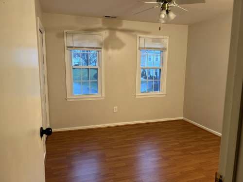 Room Available now (flexible start date) $800 + Utilities (Burke Centre)