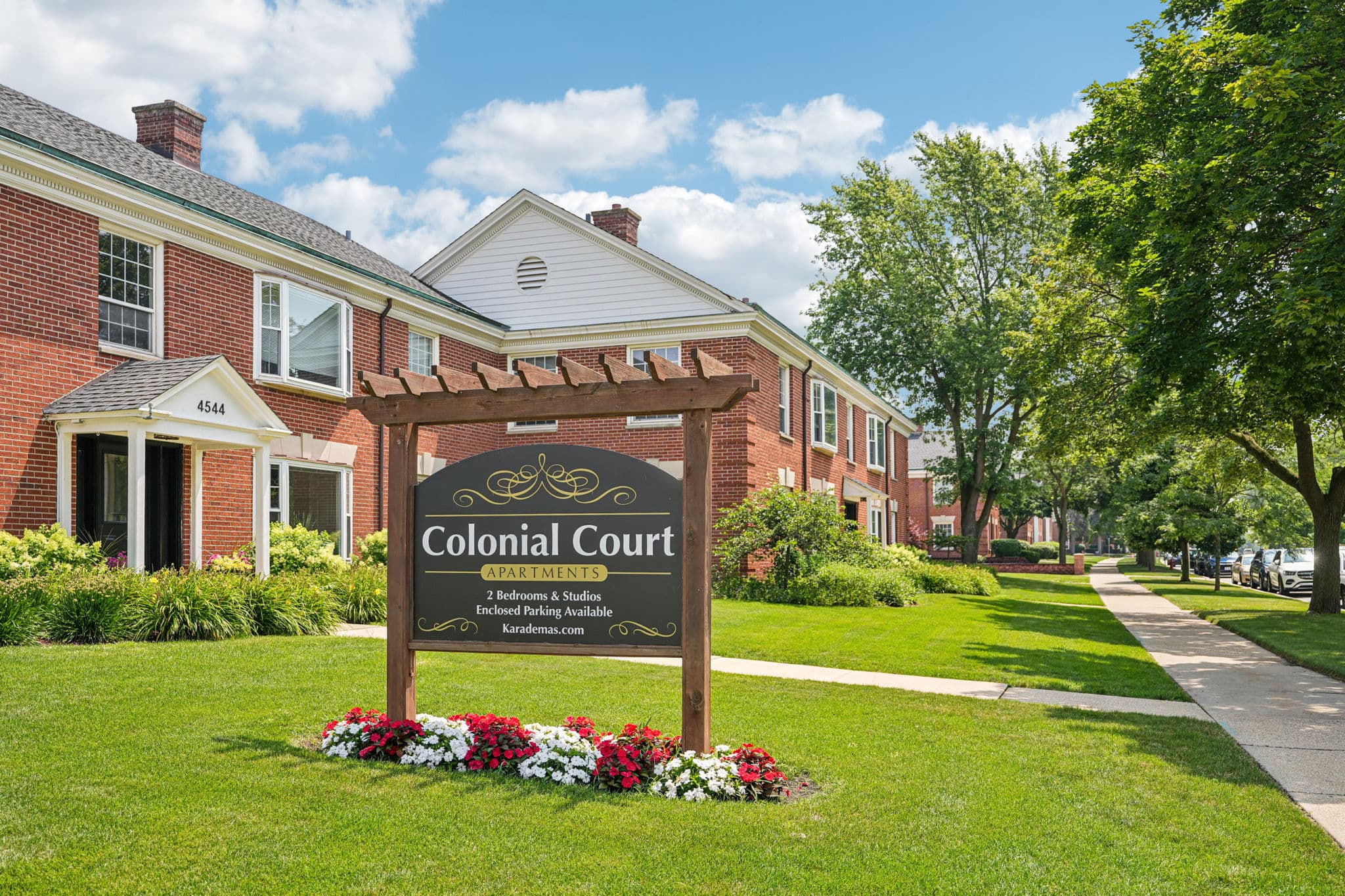 Colonial Court Apartments