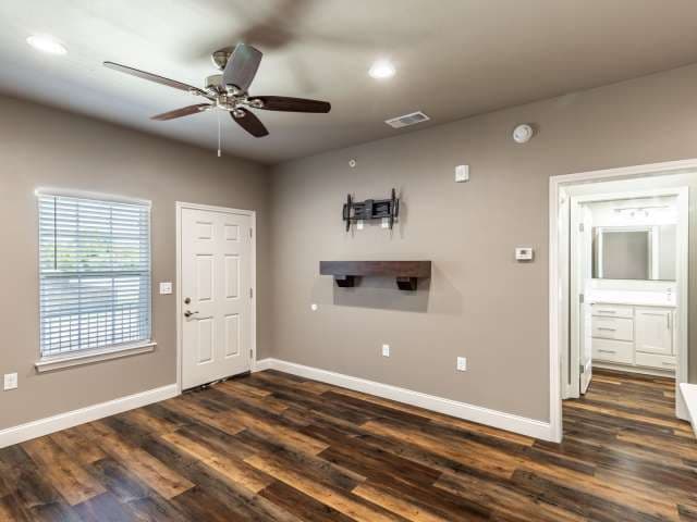 South Campus Luxury Apt.