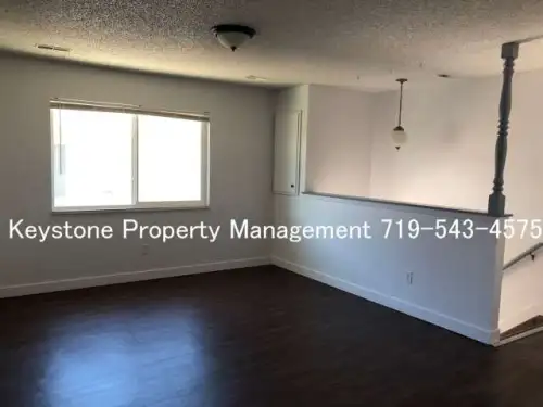 Well Maintained Upstairs Belmont Apartment 2 Bed/1 Bath $1100/$1100