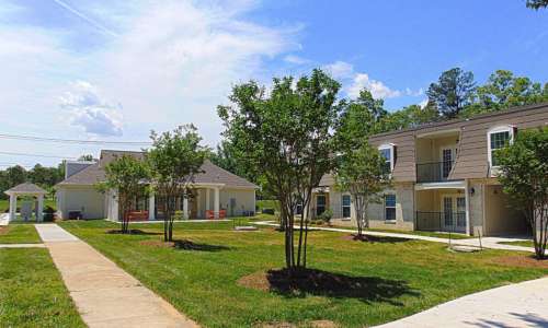 Courtyard Commons - Apartments on West Main