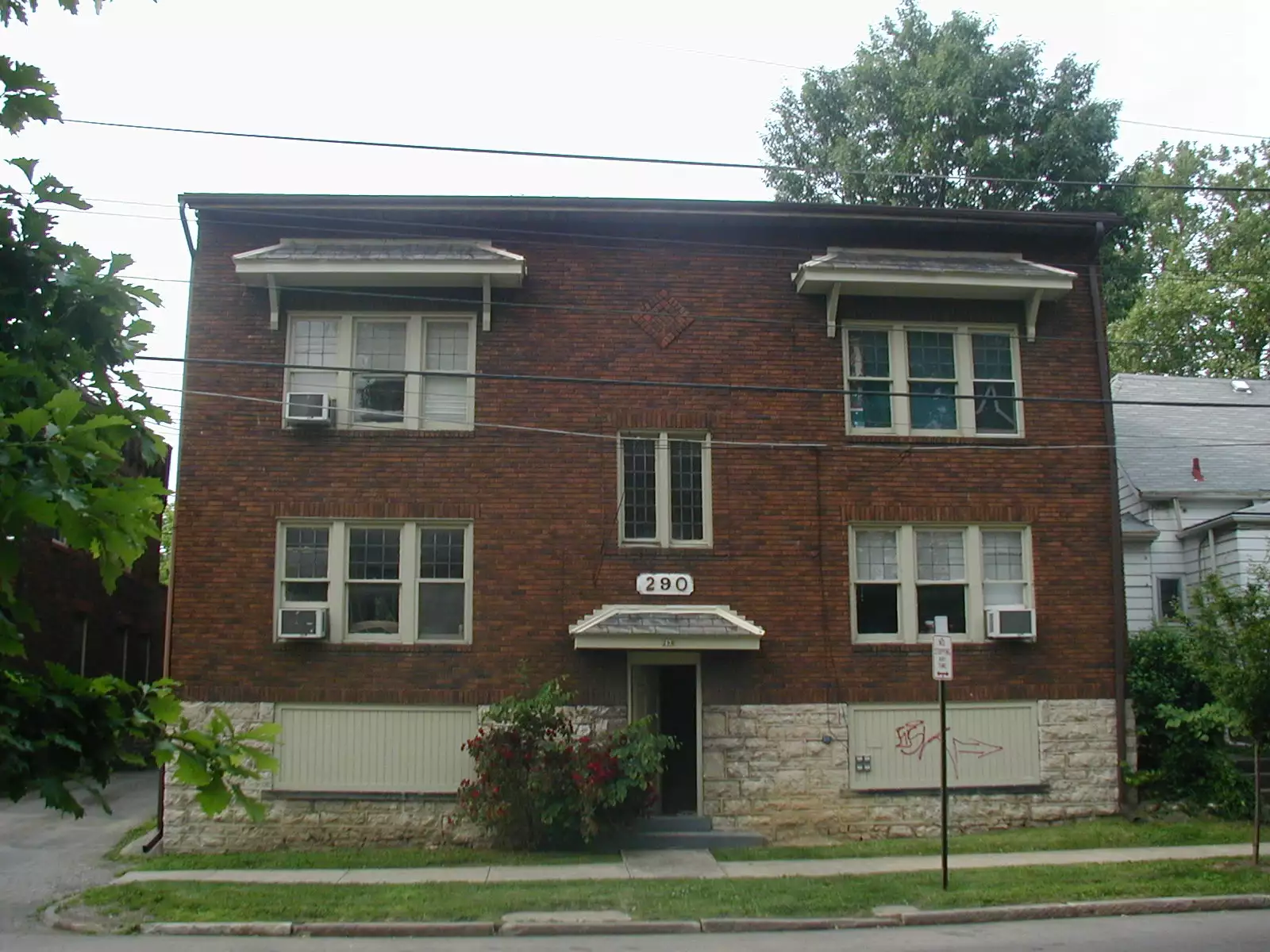 290 E Lane