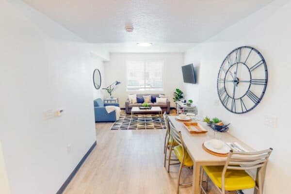 Spacious private room and bathroom near campus