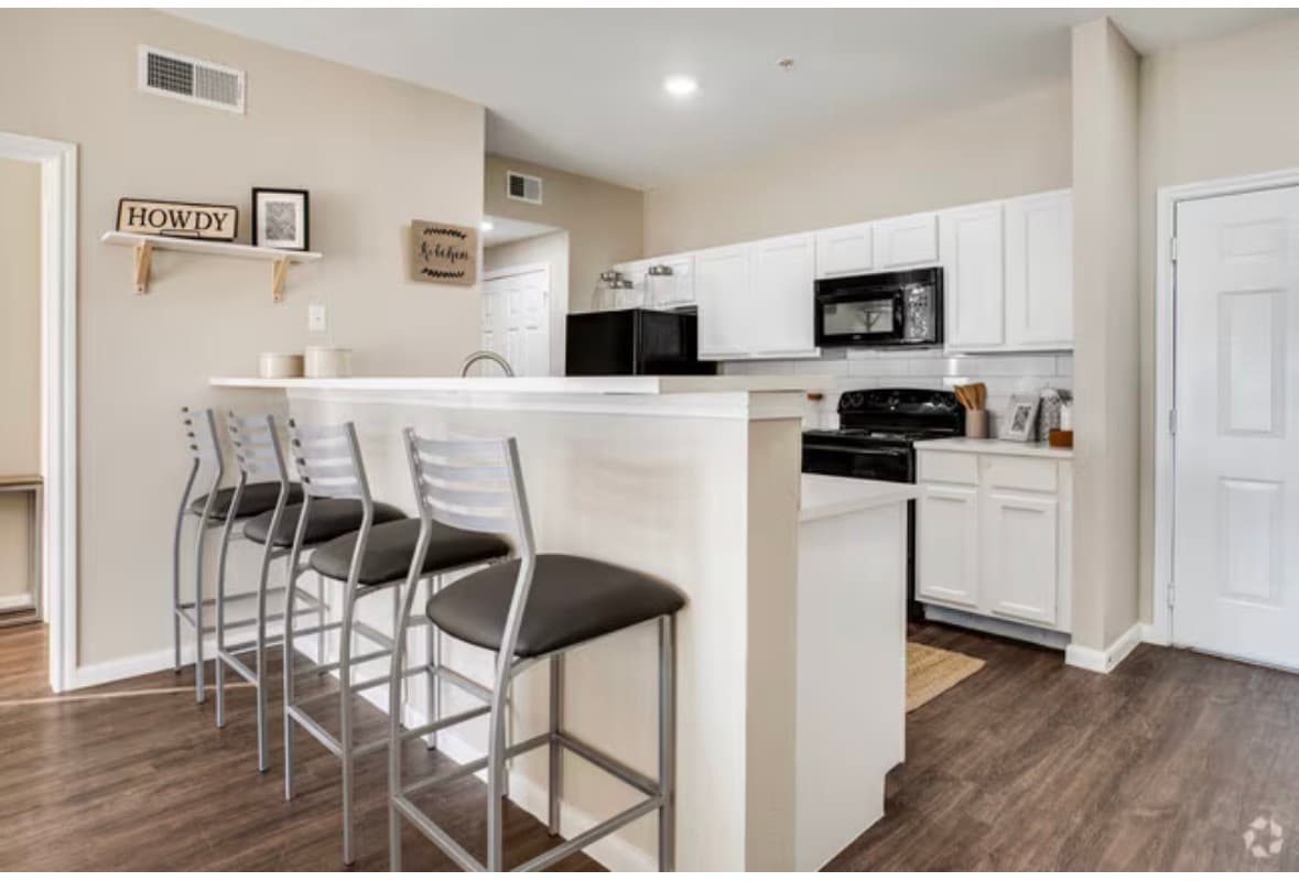 Private bedroom & bathroom, close to HEB and Bus Route to TAMU Campus