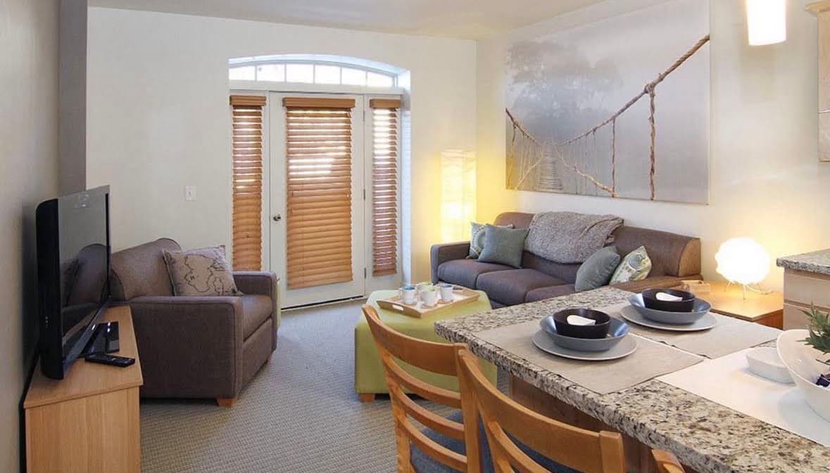 Private room spacious room with parking pass and clean nice roommates