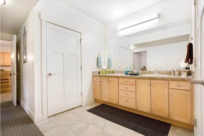 Private room in all girls apartment right next to campus!