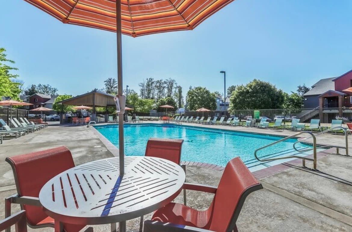 LEASE TAKEOVER-Ducks Village 4-Bedroom Apt super close to campus with plenty of great amenities.