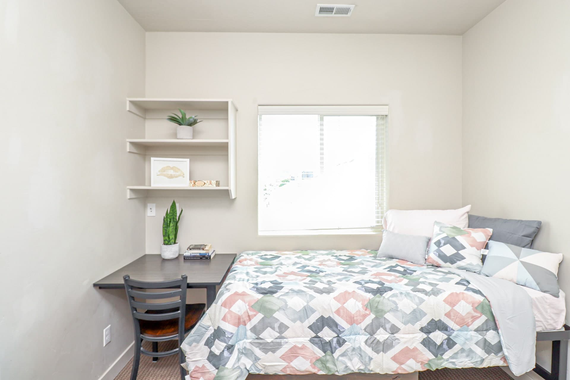 Private room in a College Place Woodland apartment