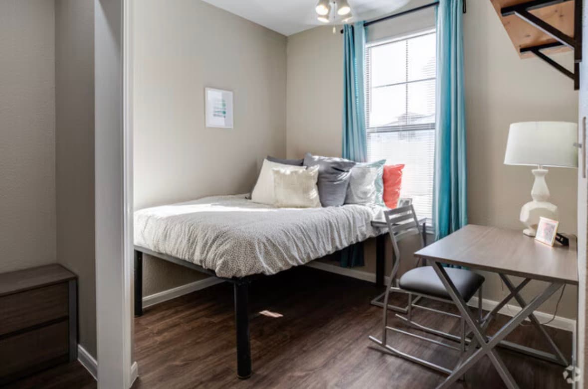 Private bedroom & bathroom, close to HEB and Bus Route to TAMU Campus
