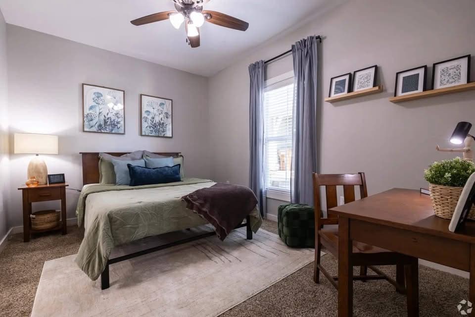 Private bedroom w/bathroom in 4x4 apartment