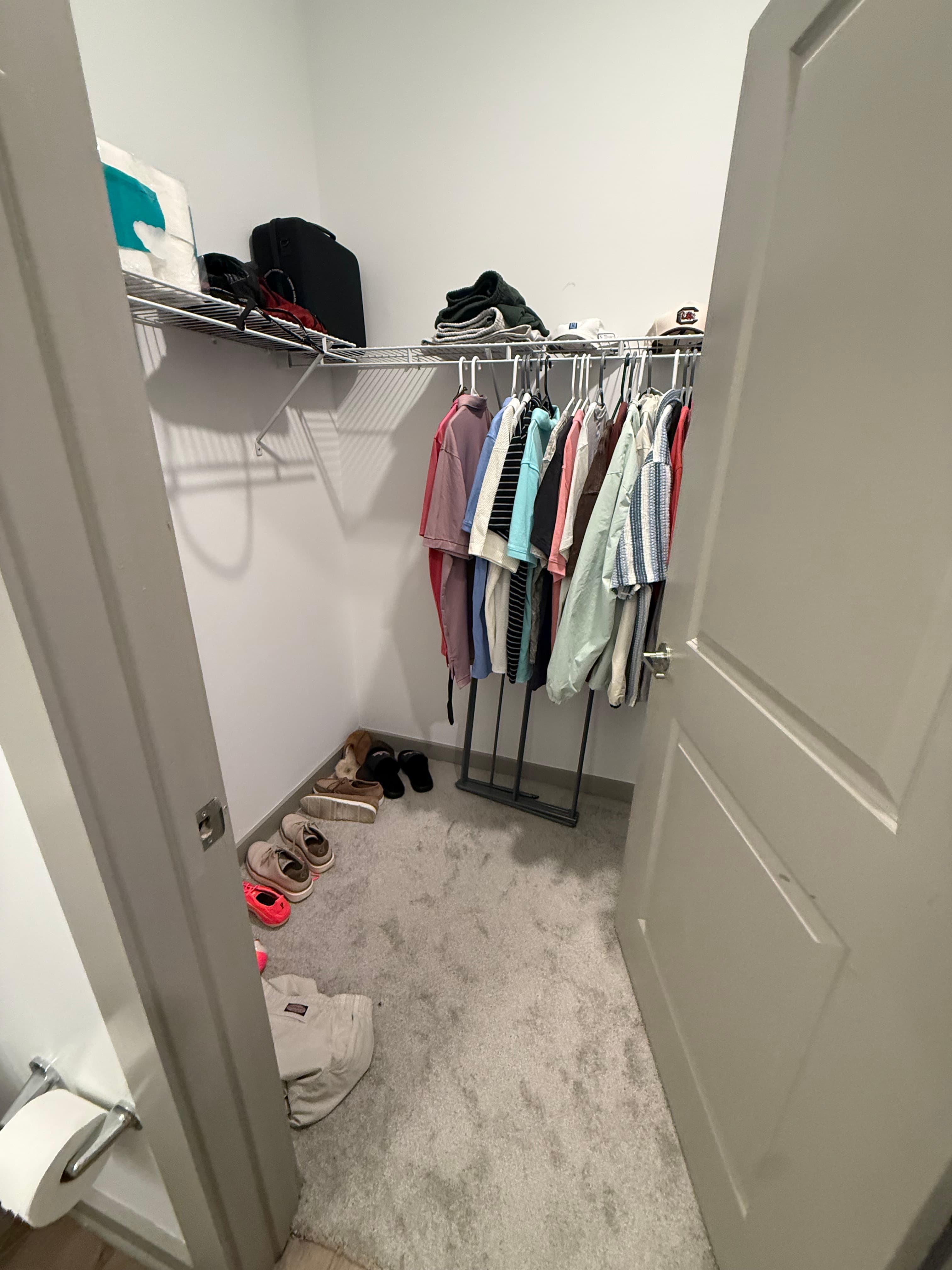 Spacious Private Room and bathroom w/ parking garage attached!