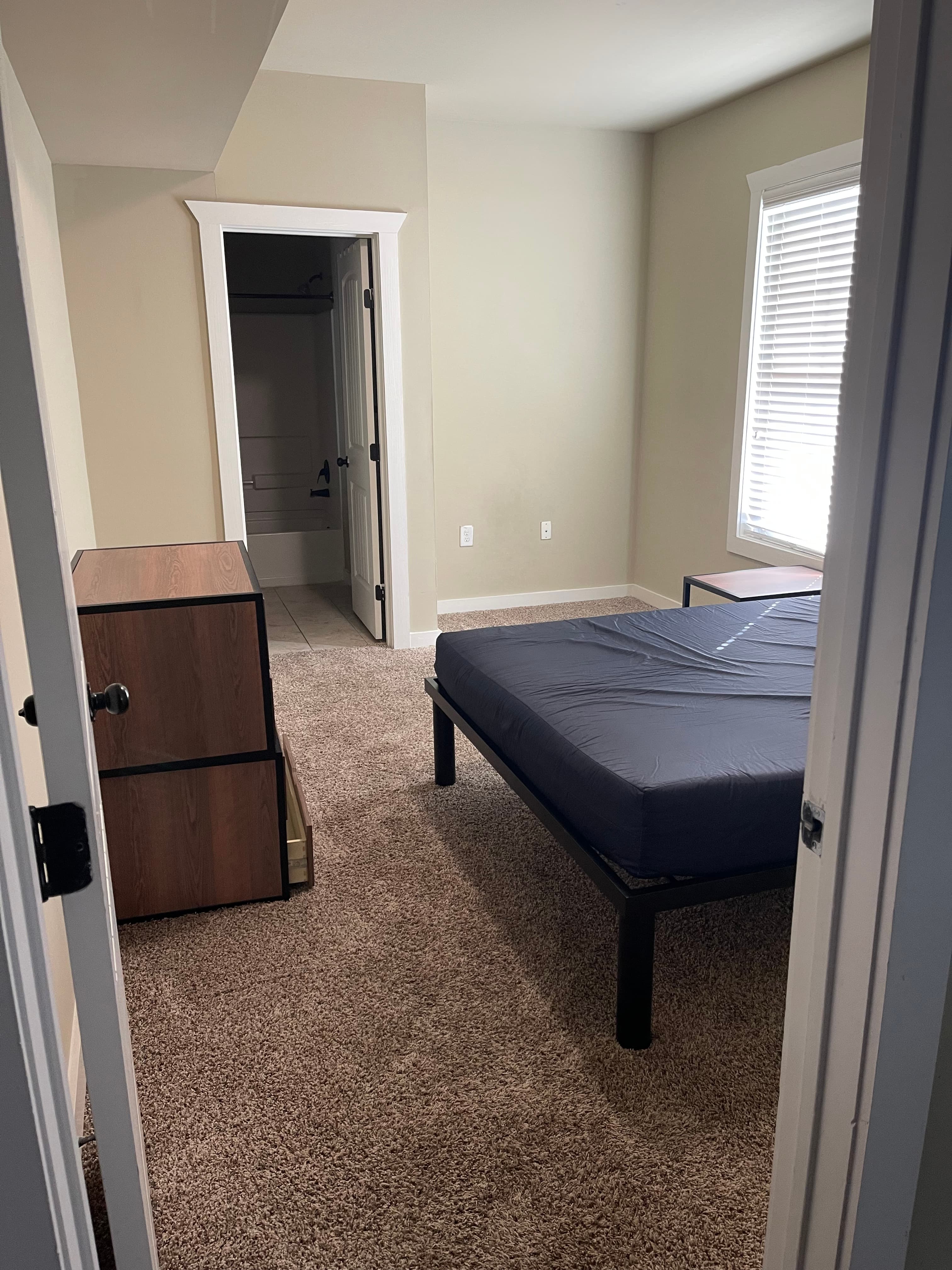 Private bedroom w/bathroom for relet!